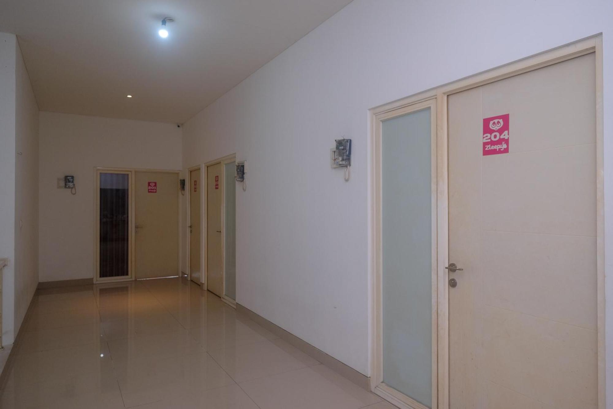 Reddoorz Syariah Near Simpang Lima Semarang Hotel Jomblang Exterior photo