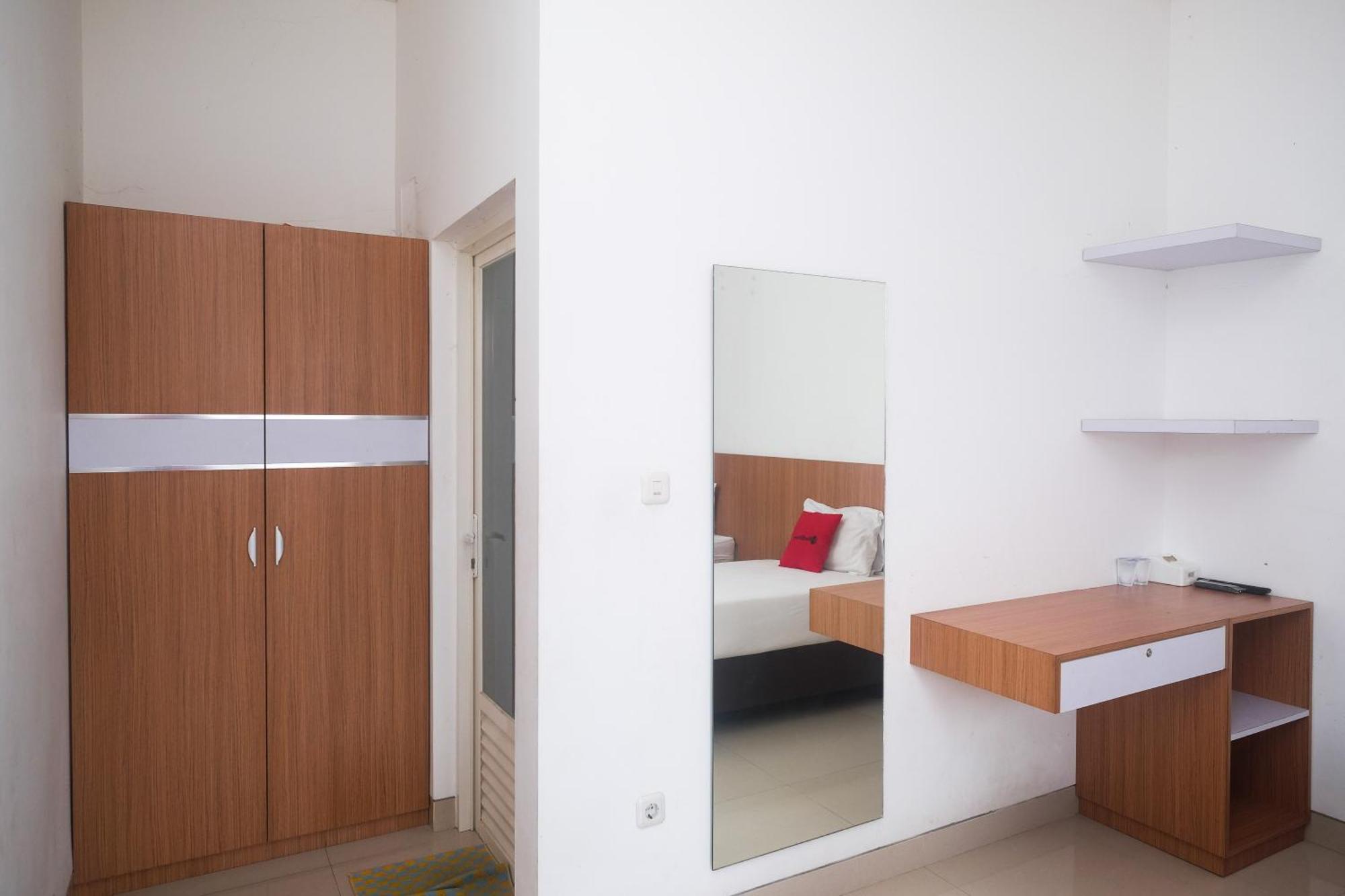 Reddoorz Syariah Near Simpang Lima Semarang Hotel Jomblang Exterior photo