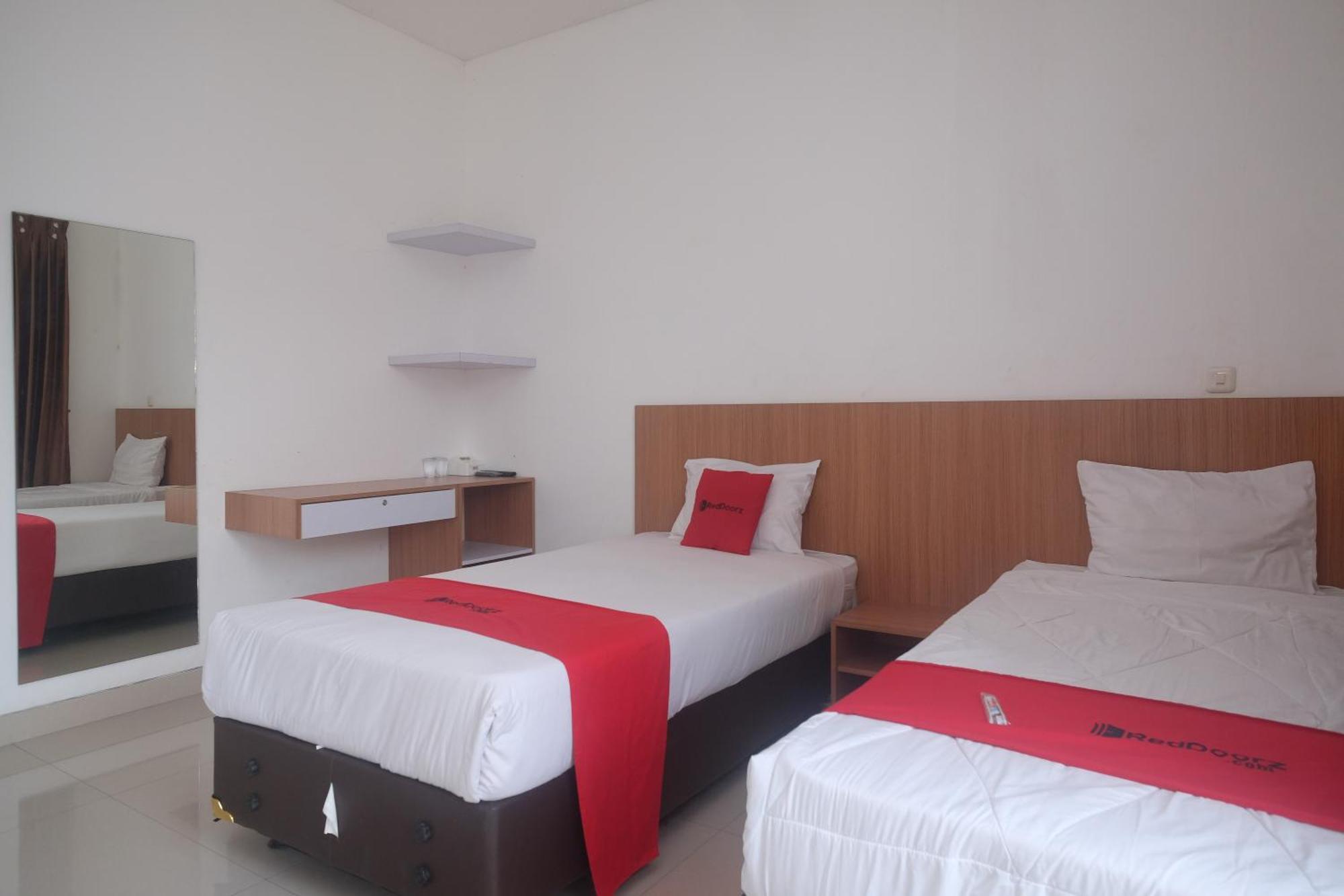 Reddoorz Syariah Near Simpang Lima Semarang Hotel Jomblang Exterior photo